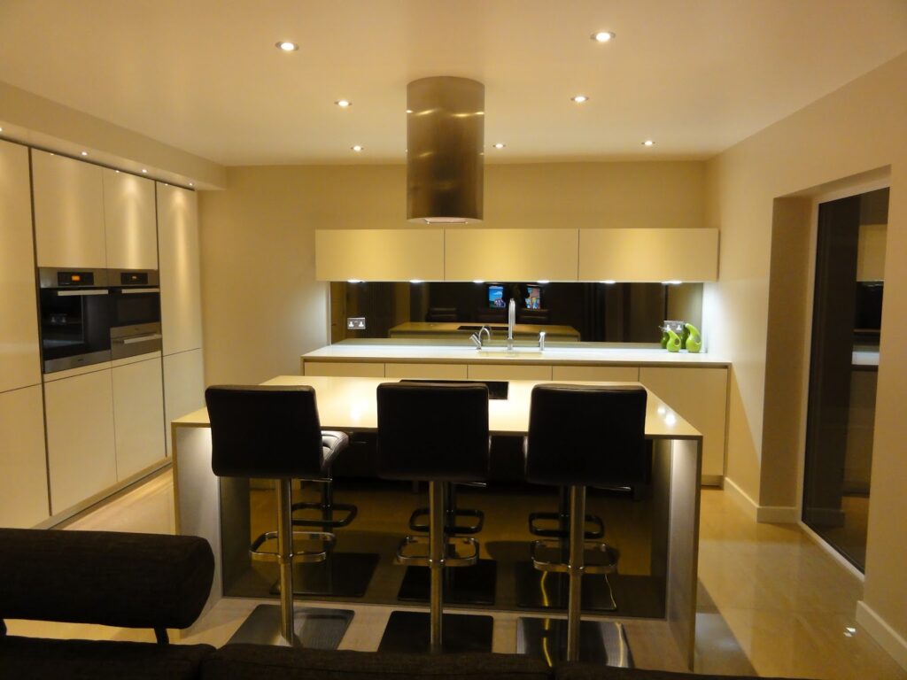 Mr & Mrs Dore - 2011 - Designer kitchen in Magnolia white gloss