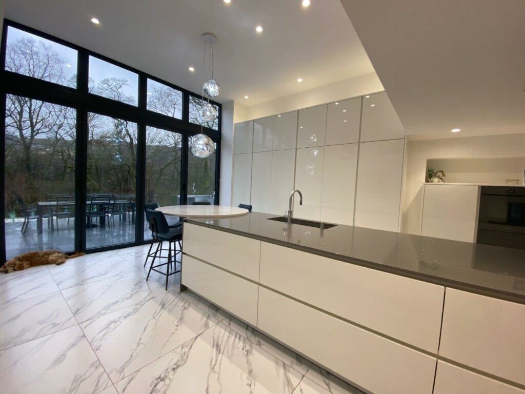 White gloss kitchen