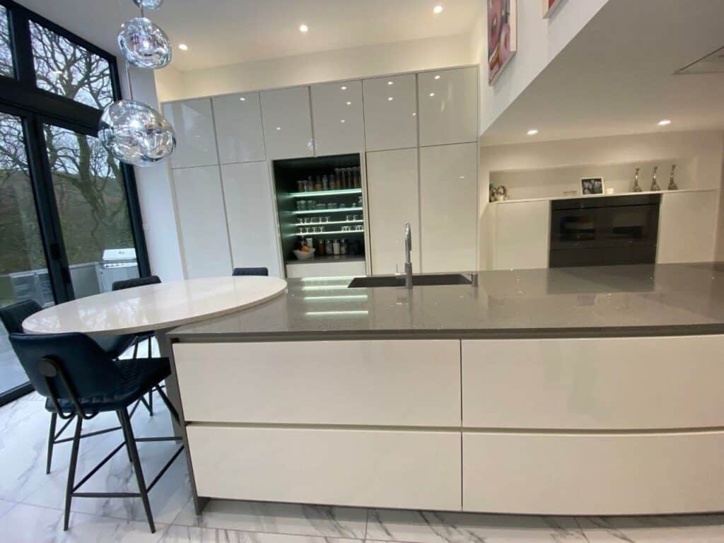 White gloss kitchen