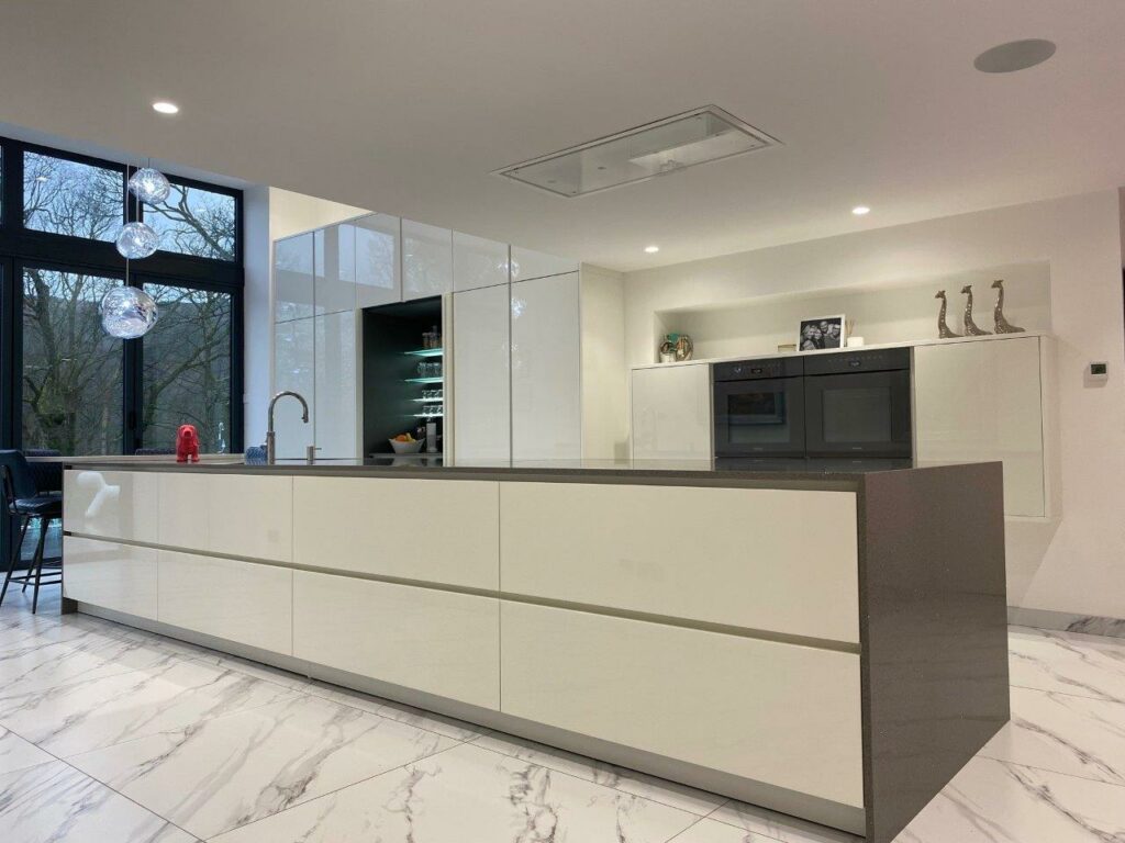 White gloss kitchen